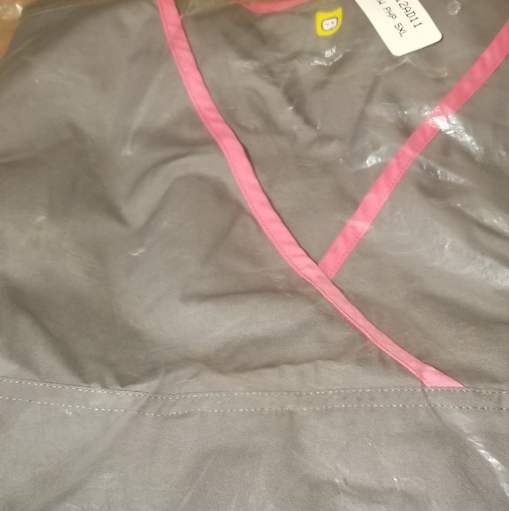 Wonder Wink gray/pink mock scrub set